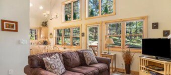 Mountain & Wildlife Views & Hot Tub Access