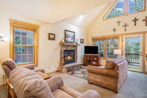 TV, fireplace, books - The Cabin Experience! Views, fireplace, deck! (Estes Park)