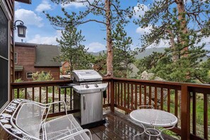 Outdoor dining - The Cabin Experience! Views, fireplace, deck! (Estes Park)