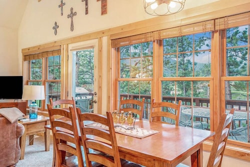 The Cabin Experience! Views, fireplace, deck!