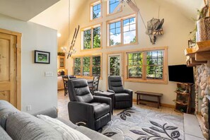 TV, fireplace - Adventure Cabin! Deck, BBQ, Shared Hot Tub - RMNP (Estes Park)