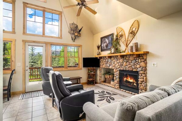 TV, fireplace - Adventure Cabin! Deck, BBQ, Shared Hot Tub - RMNP (Estes Park)