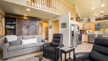 Een televisie en een open haard