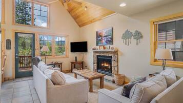 Een televisie en een open haard