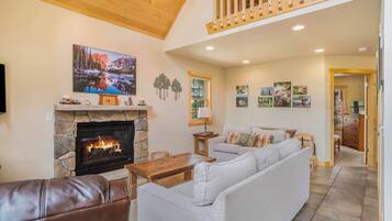 Televisión y chimenea