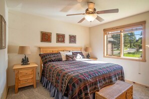2 bedrooms, desk, iron/ironing board, travel cot - Longs Peak View Cabin • Shared Hot Tub • Near RMNP (Estes Park)