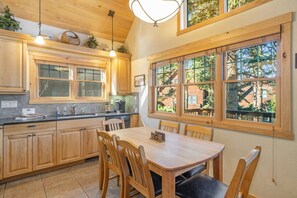 Dining - Longs Peak View Cabin • Shared Hot Tub • Near RMNP (Estes Park)