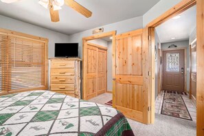 2 bedrooms, travel cot, WiFi, bed sheets