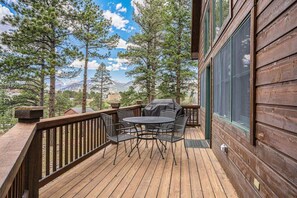 Outdoor dining - King beds, deck, views, fire place & hot tub (Estes Park)