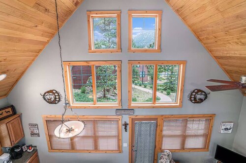 King beds, deck, views, fire place & hot tub