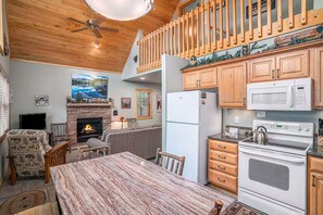 Interior - King beds, deck, views, fire place & hot tub (Estes Park)