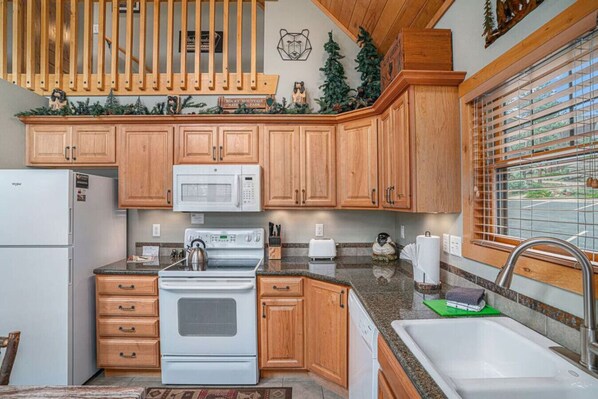 Fridge, microwave, oven, stovetop - King beds, deck, views, fire place & hot tub (Estes Park)