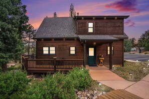 Exterior - King beds, deck, views, fire place & hot tub (Estes Park)
