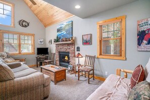 TV, fireplace - King beds, deck, views, fire place & hot tub (Estes Park)