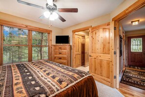 2 bedrooms, desk, iron/ironing board, travel crib - Wildlife, shared hot tub, fireplace, deck, BBQ! (Estes Park)