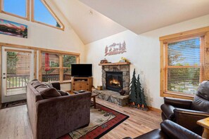 Fernseher, Kamin, Stereoanlage