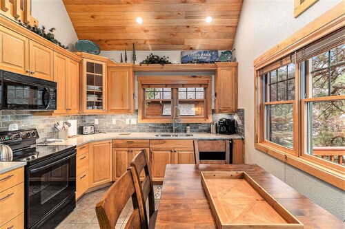 Modern mountain cabin w/ deck, grill, fireplace!