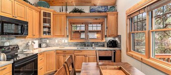 Modern mountain cabin w/ deck, grill, fireplace!