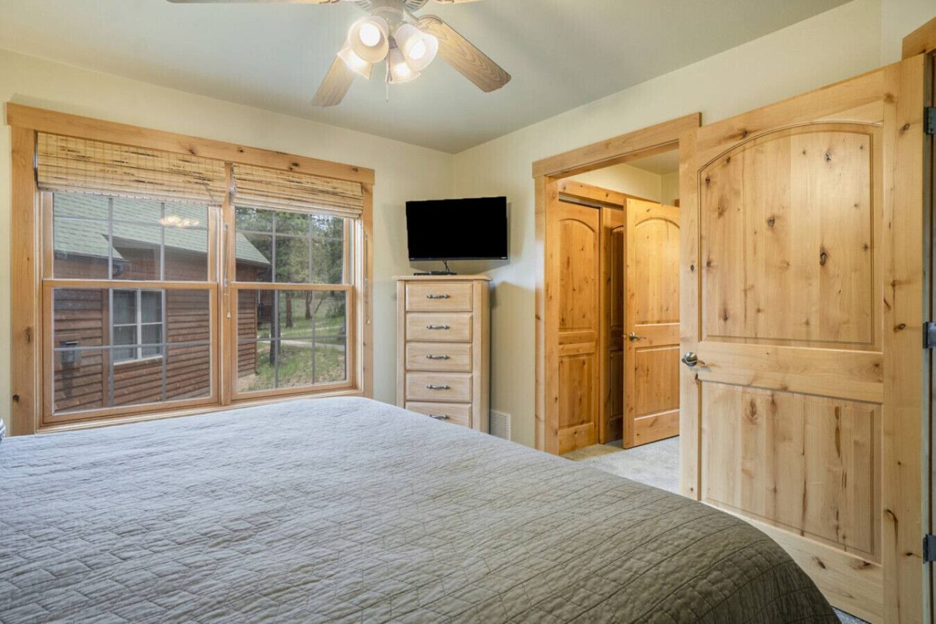 2 Schlafzimmer, Schreibtisch, Bügeleisen/Bügelbrett, Reisekinderbett