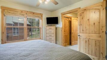 2 Schlafzimmer, Schreibtisch, Bügeleisen/Bügelbrett, Reisekinderbett