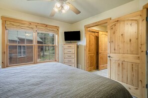 3 室のベッドルーム、デスク、アイロン / アイロン台、旅行用ベビーベッド