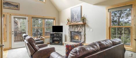 Televisión y chimenea