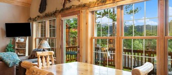 Luxury Mountain Cabin w/ Views & Jetted Tub