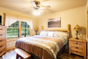 2 bedrooms, desk, iron/ironing board, WiFi