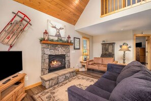 TV, fireplace