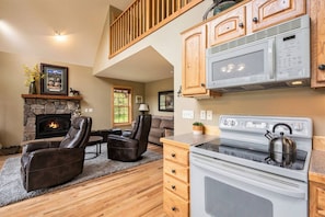 Interior - AC, K beds, views, shared hot tub, BBQ, deck (Estes Park)