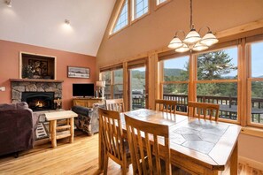 TV, fireplace, stereo - Panoramic RMNP Views. K beds, deck, fireplace, BBQ (Estes Park)
