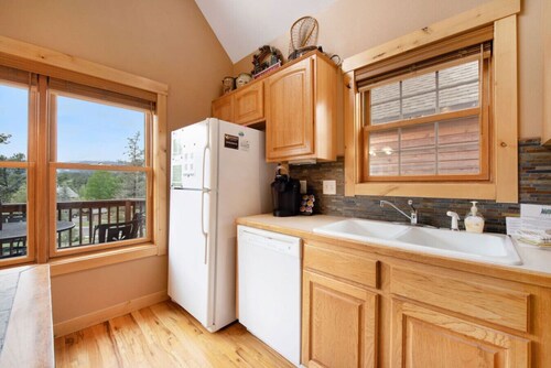 Panoramic RMNP Views. K beds, deck, fireplace, BBQ