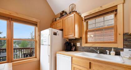 Panoramic RMNP Views. K beds, deck, fireplace, BBQ