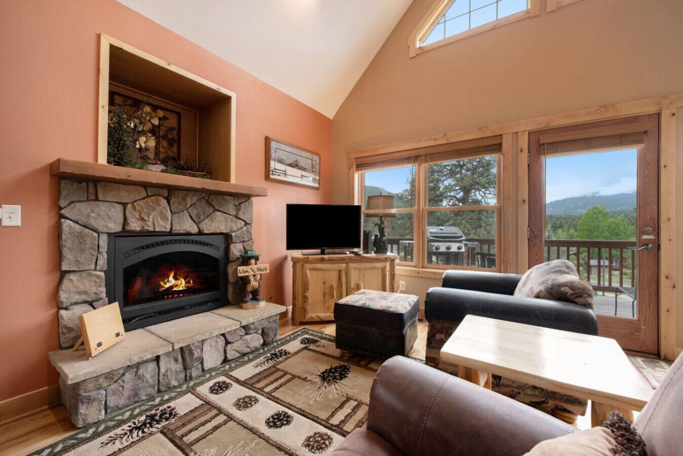 Fernseher, Kamin, Stereoanlage