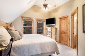 2 bedrooms, desk, iron/ironing board, travel crib