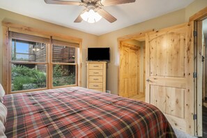 2 bedrooms, desk, iron/ironing board, travel crib