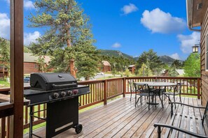 Outdoor dining - Epic views, BBQ, deck, fireplace, shared hot tub! (Estes Park)