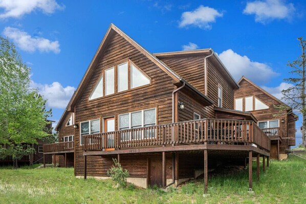 Exterior - Epic views, BBQ, deck, fireplace, shared hot tub! (Estes Park)
