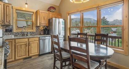 Epic views, BBQ, deck, fireplace, shared hot tub!