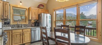 Epic views, BBQ, deck, fireplace, shared hot tub!