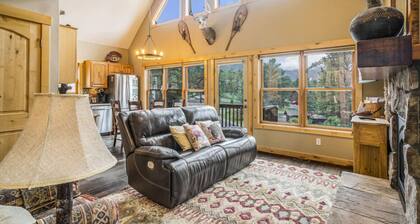 Epic views, BBQ, deck, fireplace, shared hot tub!