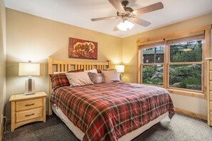 2 bedrooms, desk, iron/ironing board, travel cot - Epic views, BBQ, deck, fireplace, shared hot tub! (Estes Park)