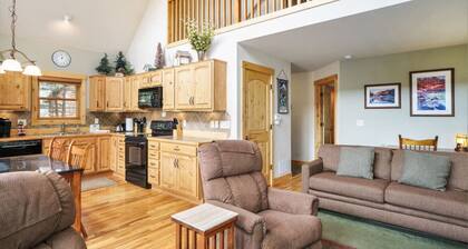 Cabin, views, K bed, shared hot tub, BBQ, deck!