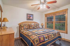 2 soverom, skrivebord, strykejern/-brett og wi-fi