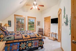 2 bedrooms, desk, iron/ironing board, WiFi