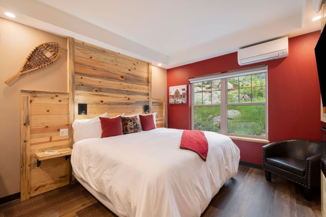 1 slaapkamer, een bureau, een strijkplank/strijkijzer, reisbedje