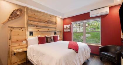 AC, K Bed, Fireplace, Shared Hot Tub - Lodge 101