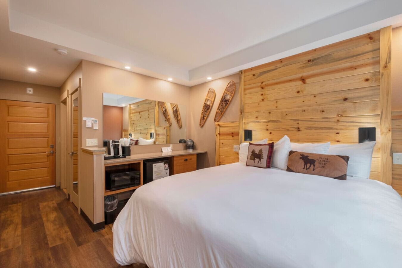 1 habitación, escritorio, tabla de planchar con plancha y cuna de viaje 