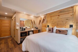 1 habitación, escritorio, tabla de planchar con plancha y cuna de viaje 