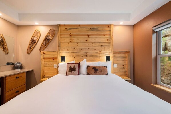 1 slaapkamer, een bureau, een strijkplank/strijkijzer, reisbedje